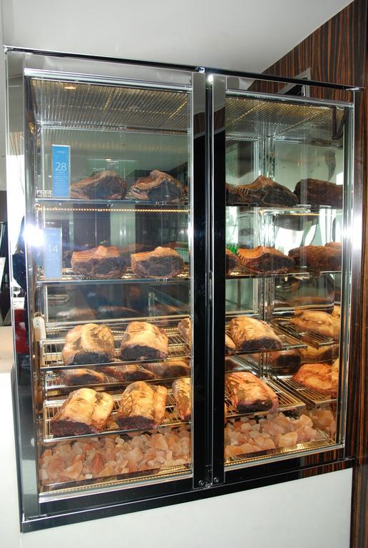 מלון The Landis טאיצ'ונג מראה חיצוני תמונה A display of meat maturing in a dry-aging fridge